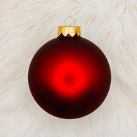 "Min første jul" glasskule 10 cm, mørk julerød matt