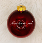 "Min første jul" glasskule 10 cm, mørk julerød blank