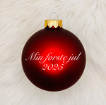 "Min første jul" glasskule 10 cm, mørk julerød matt