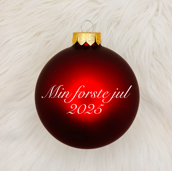 "Min første jul" glasskule 10 cm, mørk julerød matt